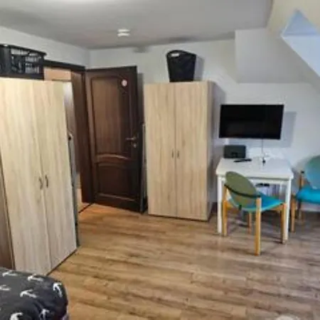 Apartment Schoene Vollausgestattete Monteurs- Gaestewohnung In Der Gartenstadt Und Naehe Geiseltalsee 2407