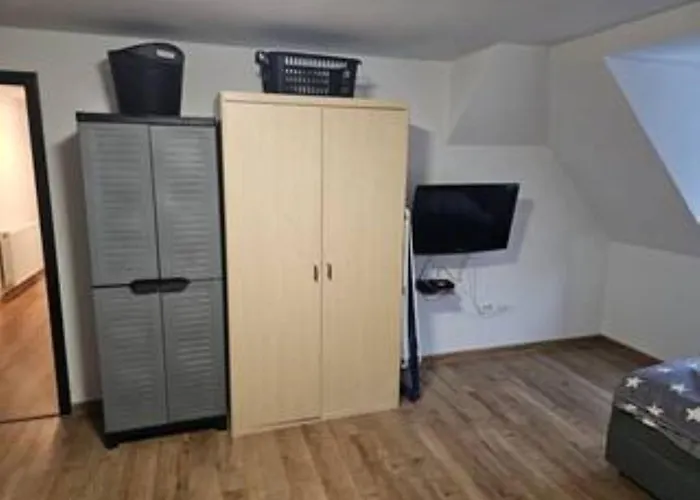 Schöne Vollausgestattete Monteurs- Gästewohnung In Der Gartenstadt Und Nähe Geiseltalsee Für 4 Personen 2407