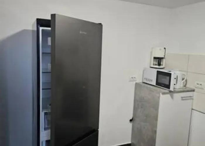 Schöne Vollausgestattete Monteurs- Gästewohnung In Der Gartenstadt Und Nähe Geiseltalsee Für 4 Personen 2407 *